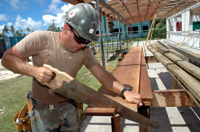 menuisier-ROUGIERS-min_worker_construction_building_carpenter_male_job_build_helmet-893290